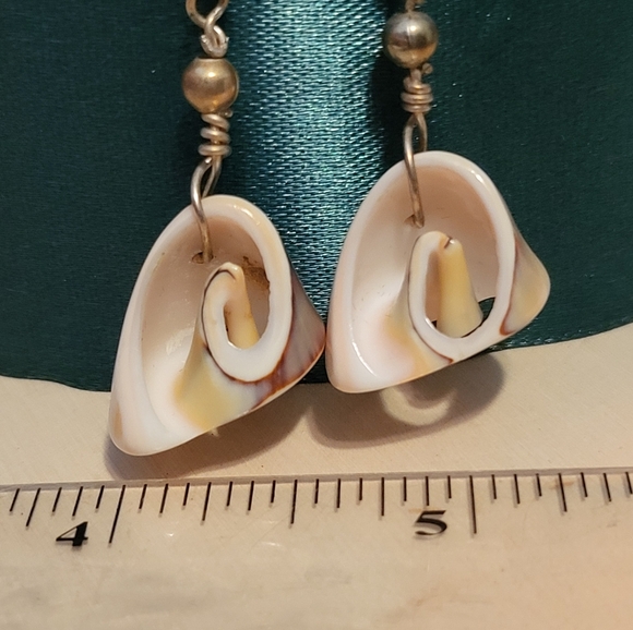 Elegant White Shell Earrings - Picture 3 of 3